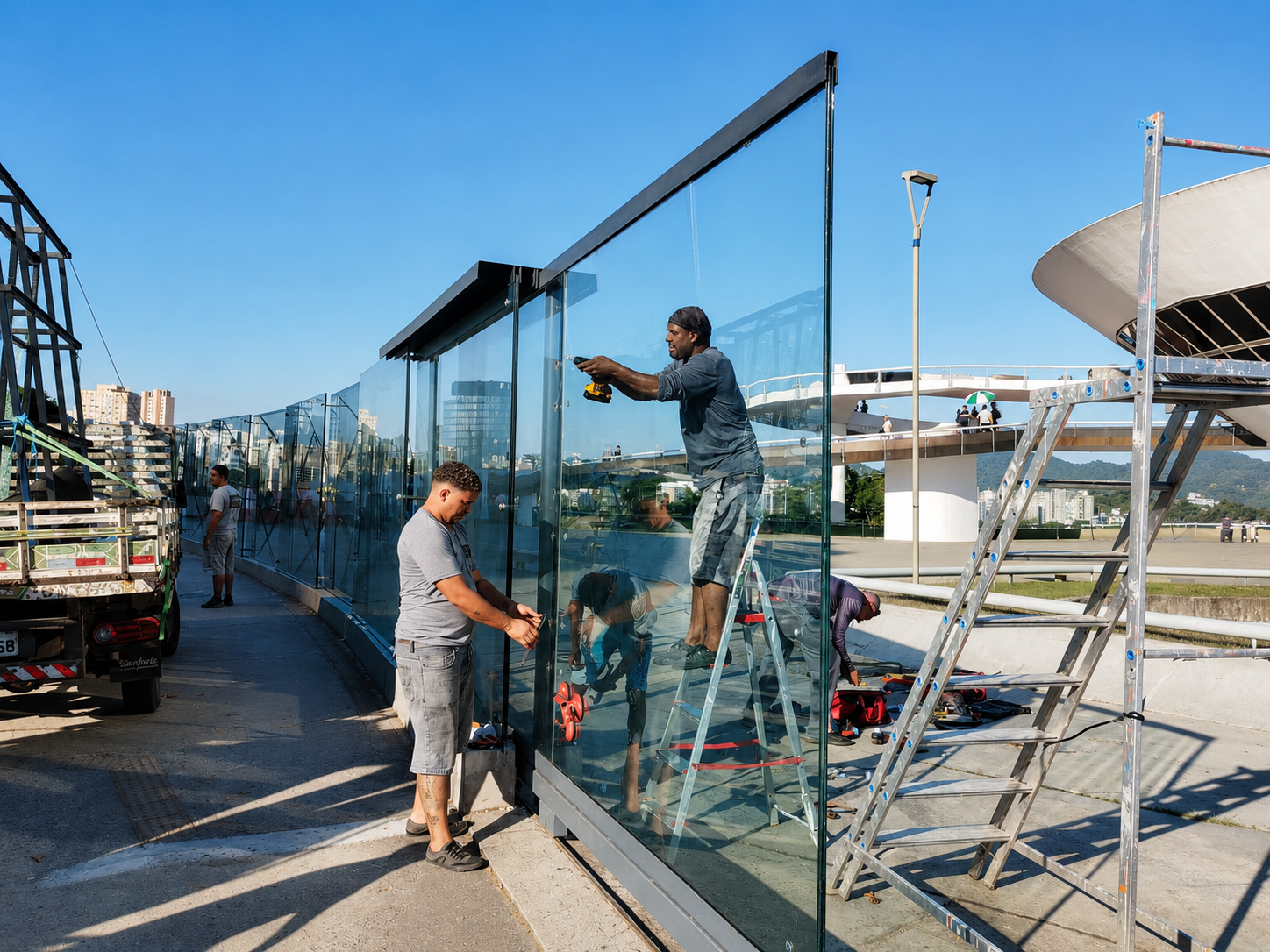 Ambiente corporativo com grande painel espelhado
